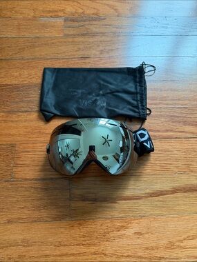 Ski/Snowboarding goggles Silver Mirrored Lens with Black Strap and Soft Pouch